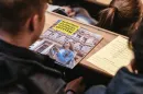 Félévente több százezret fizetnek, hogy aztán levegőtlen, szűk termekbe zsúfolják őket