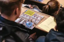 Félévente több százezret fizetnek, hogy aztán levegőtlen, szűk termekbe zsúfolják őket