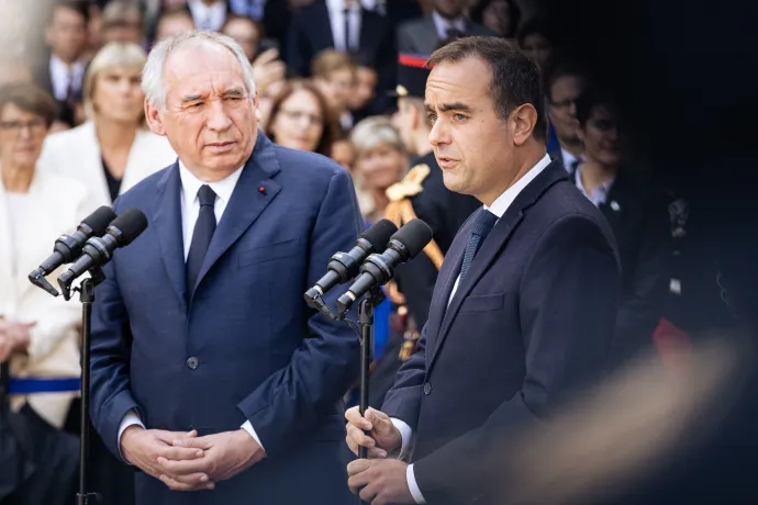 Sébastien Lecornu és François Bayrou a hatalomátvételi ünnepségen a párizsi Hotel de Matignonban 2025. szeptember 10-én – Fotó: Telmo Pinto / NurPhoto / Getty Images