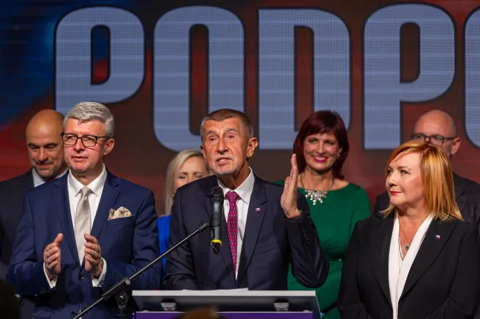 Andrej Babiš bejelenti az ANO választási győzelmét a párt prágai kampányközpontjában 2025. október 4-én – Fotó: Martin Divisek / EPA / MTI