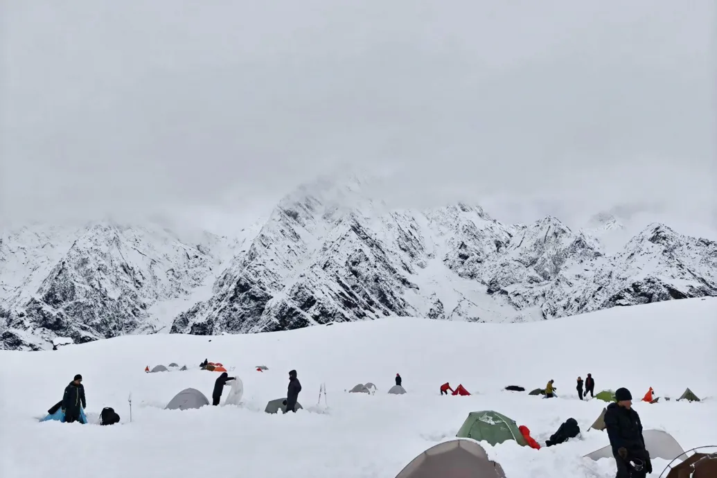 Kimentették a Mount Everest kínai oldalán rekedt több száz túrázót