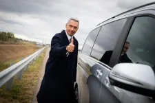 Lázár János arról beszélt, hogy egy nagy autógyártóval tárgyalnak egy pécsi gyár létrehozásáról