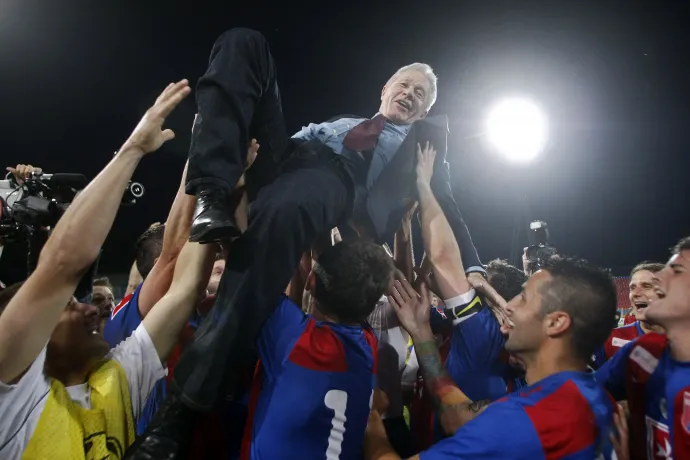 A Videoton játékosai és Mezey György edző a csapat bajnoki címét ünnepelve 2011. május 11-én Székesfehérváron – Fotó: Isza Ferenc / AFP