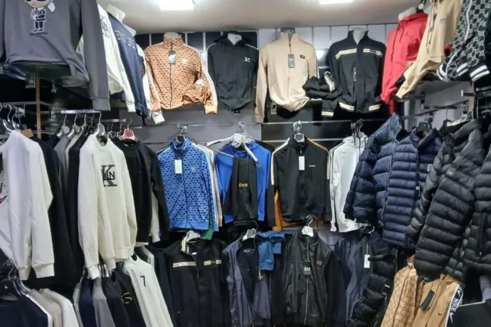 Vészcsengővel jeleznek egymásnak a Golgota úti piac árusai, ha jönnek a NAV-osok