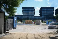 A kormányhivatal szerint nem egész éjszakára, csak 22 óráig engedélyezték az építkezést a Tiborcz-közeli cégnek
