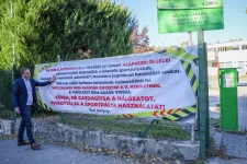 Őrsi Gergely a Marczibányi téri Sportcentrum bojkottjára szólít fel, molinót is kirakott a felhívásról a kerítésre