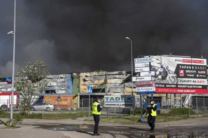 A lángoló Marywilska 44 bevásárlóközpont felszálló füstje Varsóban 2024. május 12-én – Fotó: Attila Husejnow / SOPA Images / LightRocket / Getty Images