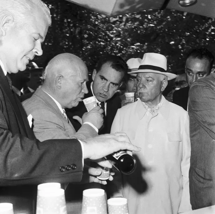 Nyikita Hruscsov egy pohár Pepsi kólát kortyolgat a moszkvai Szokolnyiki parkban megrendezett amerikai kiállításon 1959-ben – Fotó: Bettmann / Getty Images