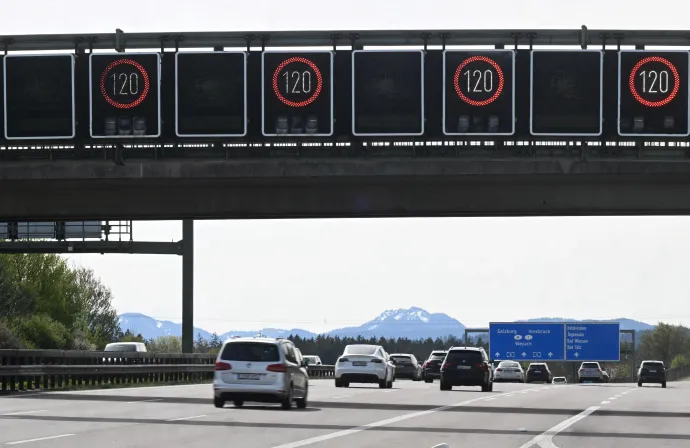 120 km/órás sebességkorlátozás az A8-as autópályán, a bajorországi Holzkirchen közelében, 2025 áprilisában – Fotó: Felix Hörhager / DPA / AFP