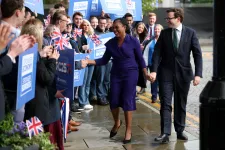 A brit konzervatívok kétségbeesetten próbálják megállítani, hogy Farage elszipkázza a szavazóikat