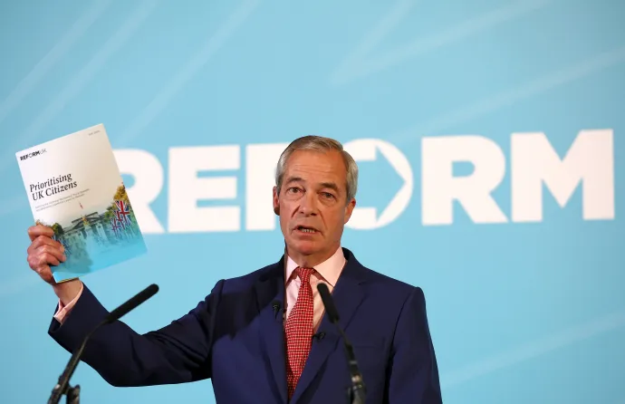 Nigel Farage, a Reform UK vezetője a tervezett migrációs politikát érintő terveket mutatja be a párt heti sajtótájékoztatóján 2025. szeptember 22-én – Fotó: Peter Nicholls / Getty Images