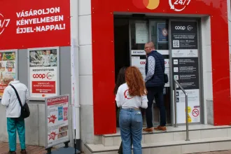 A lopások miatt biztonsági őrt ültetnek a személyzet nélküli szegedi okosboltba