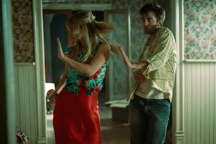 Jennifer Lawrence és Robert Pattinson a Dögölj meg, szerelmem című filmben – Forrás: BIFF