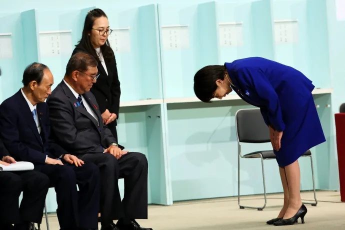 A japán Liberális Demokrata Párt újonnan megválasztott vezetője, Takaicsi meghajol Isiba Sigeru leköszönő miniszterelnök előtt, miután megnyerte a nagyobbik kormánypárt elnökválasztását – Fotó: Kim Kyung-hoon / Pool / Reuters