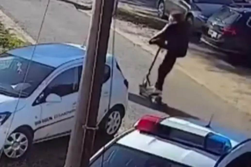 A rendőr szeme láttára rollerezett neki egy szabályosan közlekedő autónak