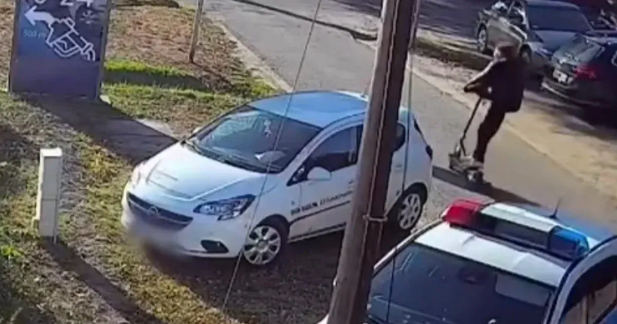 A rendőr szeme láttára rollerezett neki egy szabályosan közlekedő autónak