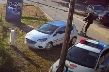 A rendőr szeme láttára rollerezett neki egy szabályosan közlekedő autónak