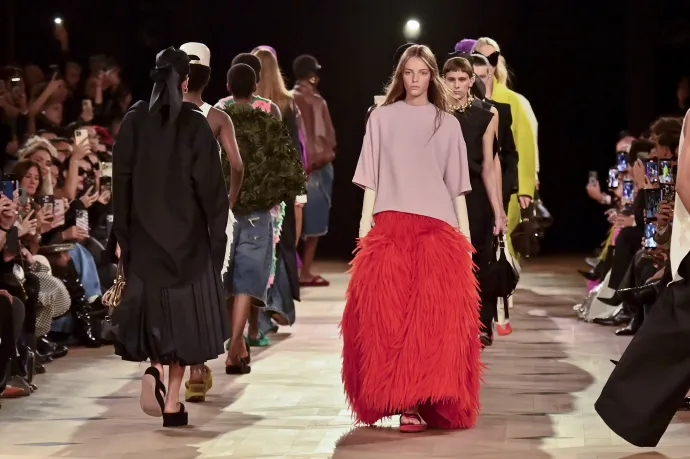 A Balenciaga bemutatója a párizsi divathéten, 2025. október 4-én – Fotó: Victor Virgile / Gamma-Rapho / Getty Images