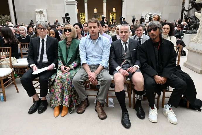 Andrew Bolton kurátor, Anna Wintour, az amerikai Vogue főszerkesztője, Jonathan Anderson, Thom Browne és Pierpaolo Piccioli divattervezők a 2024-es Met-gála sajtótájékoztatóján, 2024. május 6-án, New Yorkban – Slaven Vlasic / Getty Images