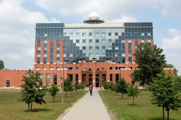 Az ELTE levélben közölte egy doktori bírálóval, hogy 70 év felett nem jár neki tiszteletdíj. Aztán kiderült, hogy ez nem igaz, és vizsgálják, miért írták ezt