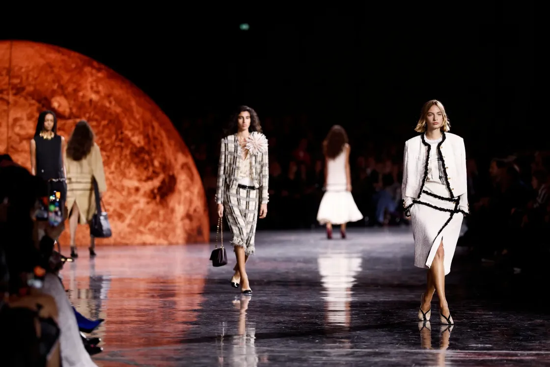 A szexi Versace, a drámai Dior és a modern Chanel csapott össze a világ legnagyobb divathetein