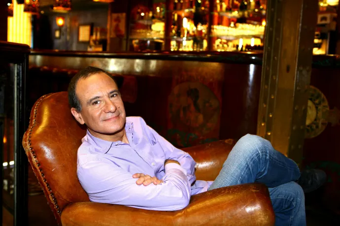 Az egyik legismertebb pszichoanalitikusként és tévésztárként élt a franciák fejében, közben hipnózis alatt zaklathatott nőket