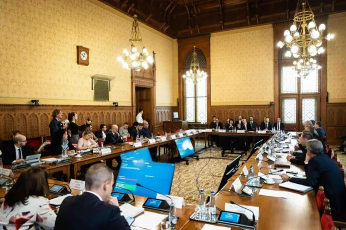 Szijjártó focis viccel ütötte el a választ, amikor a brüsszeli magyar kémügyről kérdezték