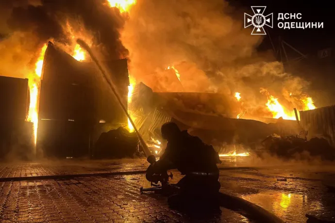 Dróncsapás érte a Lukoil egyik finomítóját Oroszországban, Ukrajnában Odesszát is támadás érte