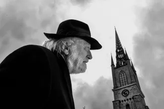 Az apokalipszis magyar mestere azt mutatja meg, mihez kezd az ember a széthulló világgal