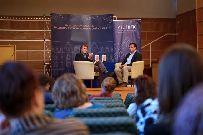 Hartmut Rosa és Görföl Tibor a Pécsi Tudományegyetem Bölcsészet- és Társadalomtudományi Karának rendezvényén – Fotó: Gűth Ervin / Telex