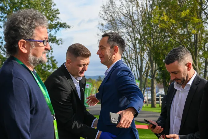 Csoma Botond képviselő, az RMDSZ szóvivője a belépéskor – Fotó: Tamás Zsófia / Transtelex