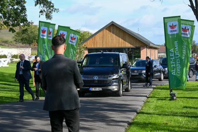 Orbán Viktor megérkezik a Zsukiménesen tartott RMDSZ-kongresszusra – Fotók: Tamás Zsófia / Transtelex