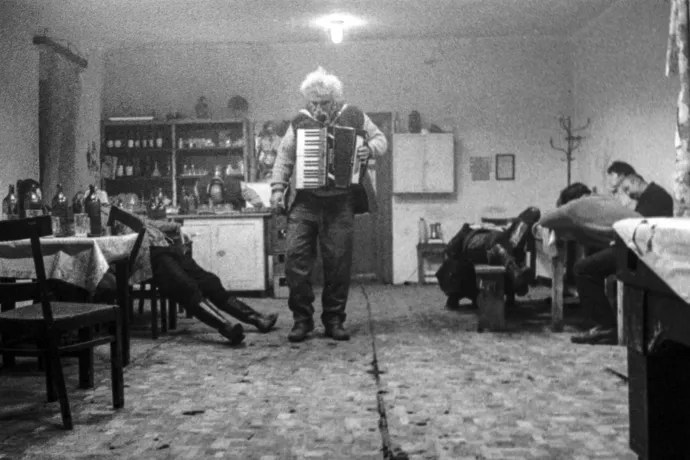 „Akárhányszor olvastam a Sátántangót, mindig valami láthatatlan kéz rántott le a földi pokolba”