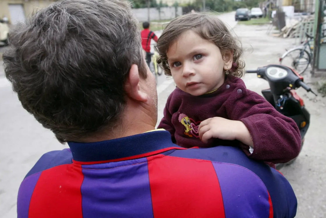 Több gyerek kerül állami gondozásba, közben a kormány kevesebbet költ rájuk