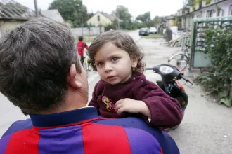 Több gyerek kerül állami gondozásba, közben a kormány kevesebbet költ rájuk