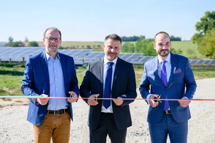 (b-j) Bobek Ernő, a többségi tulajdonos KÉSZ-csoport képviselője, Dajbukát László Levente, a Greenergy-csoport vezérigazgatója és Dósai Bence tulajdonos az energiaipari cég tízmillió eurós beruházással megépült, tíz megawatt teljesítményű naperőműve, a Paksi Solar Park átadásán, 2022. október 7-én – Fotó: Vasvári Tamás / MTI