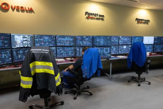 A Veolia Energia Magyarország Zrt. tulajdonában álló Pannon Biomassza Kft. hőerőművének egyik irányítópultja Pécsen – Fotó: Ruprech Judit / MTI
