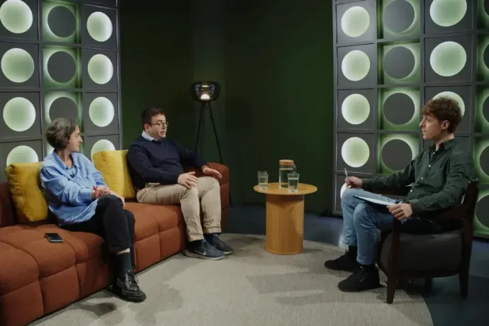 Dávid Anna és Szegő János Fábián Tamással beszélget – Fotó: Telex