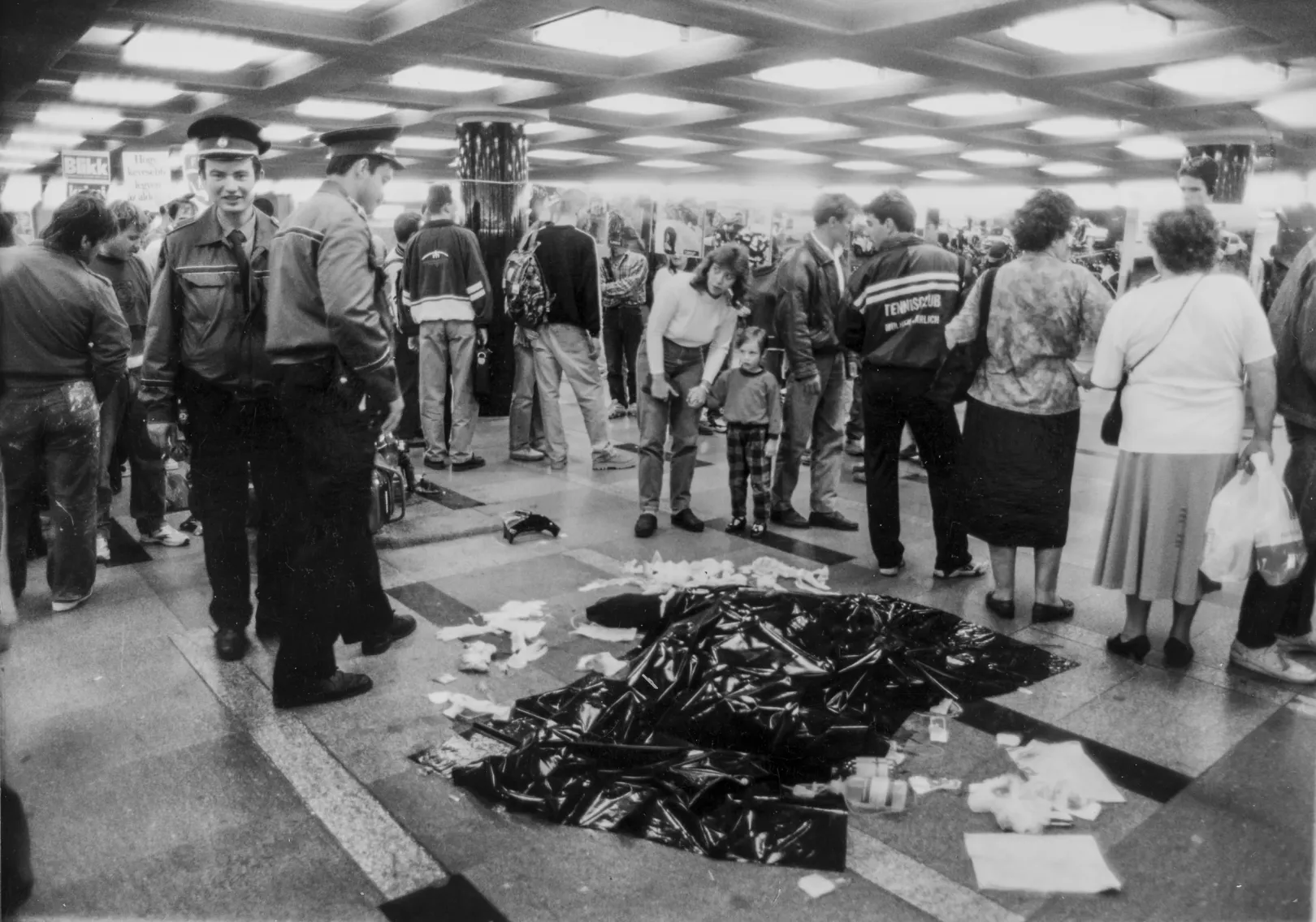 Urbán Tamás súlyos balesetekről készített képeiből nyílt kiállítás a Blaha Lujza téri aluljáróban a megnyitó napján 1995. október 12-én – Fotó: Urbán Tamás