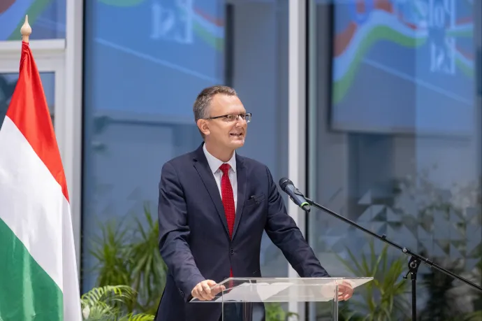 Senkit sem gyanúsítanak a Rétvári Bence nevét felhasználó, hamis Facebook-posztok terjesztése miatt