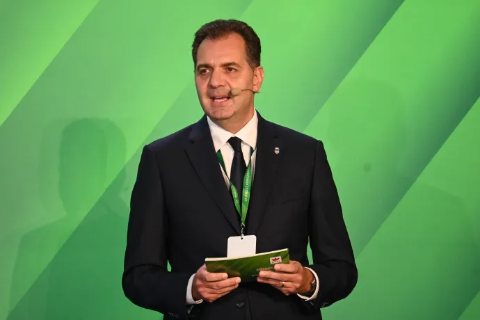 Antal Árpád, az RMDSZ frissen kinevezett stratégiai igazgatója ismerteti a kongresszussal a stratégiai dokumentumot – Fotó: Tamás Zsófia / Transtelex