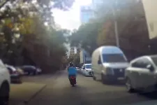 Felugratott a járdára a futár, hogy lerázza a rendőröket, közben még az ételszállító táskája is lerepült a robogóról