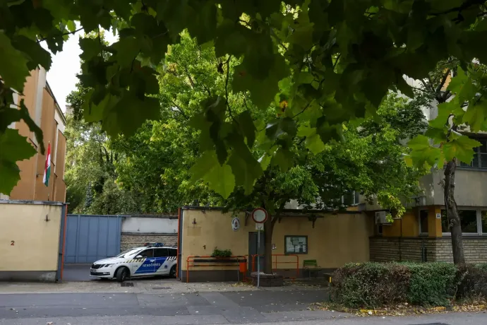 The entrance of the Szőlő utca juvenile detention center in Óbuda on 6 October, 2025 – Photo: Noémi Napsugár Melegh / Telex