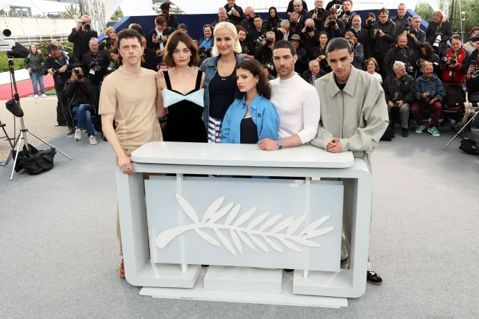Finnegan Oldfield, Emma Mackey, Julia Ducournau, Mélissa Boros, Tahar Rahim és Louai El Amrousy a 78. éves Cannes-i Filmfesztiválon a Palais des Festivals-ban 2025. május 20-án – Fotó: Monica Schipper / Getty Images