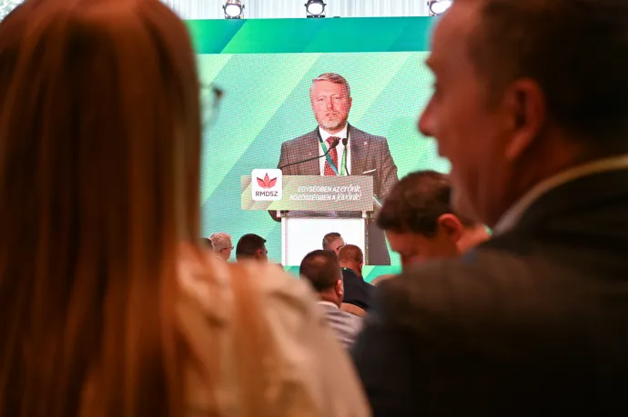 Szabó Ödönt hallgatják – Fotó: Tamás Zsófia / Transtelex