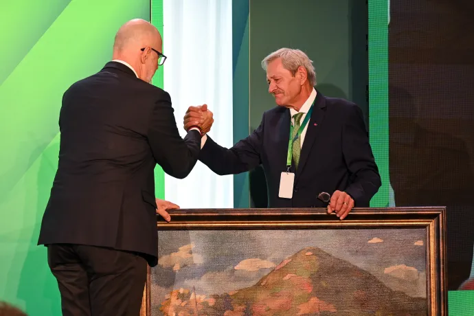 A meghatódott Takács Csaba átveszi az RMDSZ ajándékát Kelemen Hunortól – Fotó: Tamás Zsófia / Transtelex