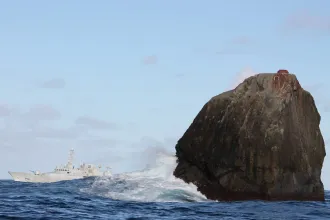 A britek évtizedek óta ácsingóznak egy talpalatnyi sziklára, de soha nem lehet az övék