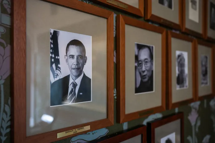 Barack Obama portréja a Nobel-békedíjasok falán az oslói Nobel Intézetben – Fotó: Jonathan Nackstrand / AFP