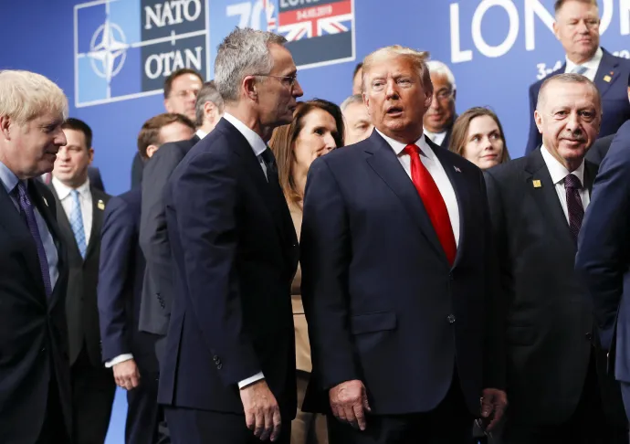 Jens Stoltenberg NATO-főtitkár és Donald Trump a londoni NATO-csúcson 2019. december 4-én – Fotó: Peter Nicholls / AFP
