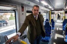 Lázár saját lobbizási sikereként tálalta, hogy a MÁV vehet 93 használt motorvonatot
